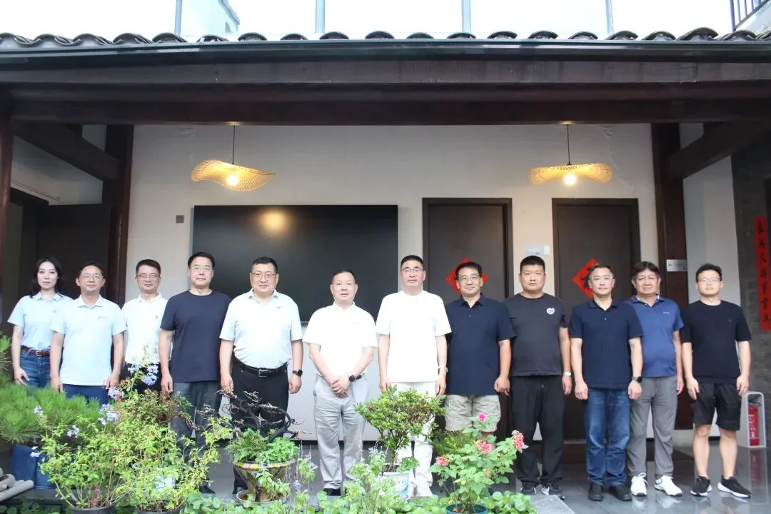 专题交流座谈会与会代表会后合影